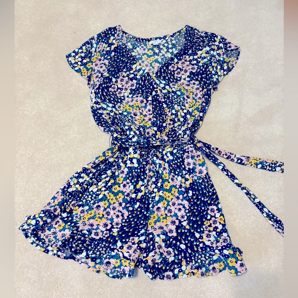 Fun and flirty Loft size xs shorts romper. Worn twice